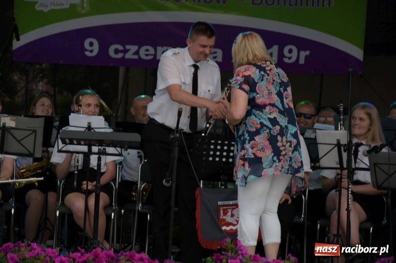 Zdjęcie w galerii na portalu naszraciborz.pl: Jest w orkiestrach dętych wielka siła. Przemarsz przez Tworków [WIDEO]  wiadomości z regionu