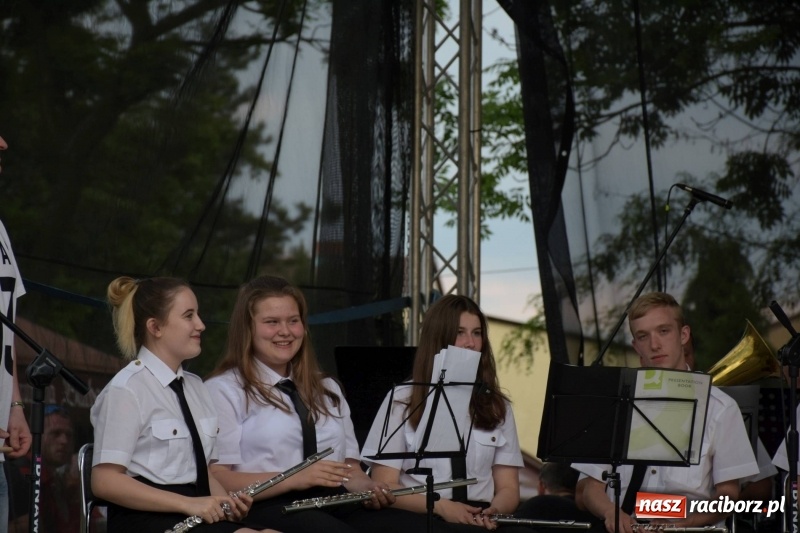 Zdjęcie w galerii na portalu naszraciborz.pl: Jest w orkiestrach dętych wielka siła. Przemarsz przez Tworków [WIDEO]  wiadomości z regionu