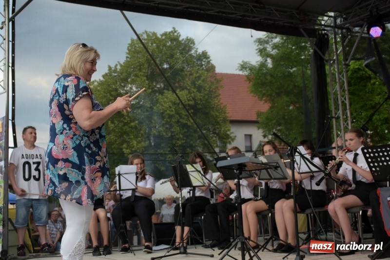 Zdjęcie w galerii na portalu naszraciborz.pl: Jest w orkiestrach dętych wielka siła. Przemarsz przez Tworków [WIDEO]  wiadomości z regionu