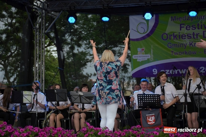 Zdjęcie w galerii na portalu naszraciborz.pl: Jest w orkiestrach dętych wielka siła. Przemarsz przez Tworków [WIDEO]  wiadomości z regionu