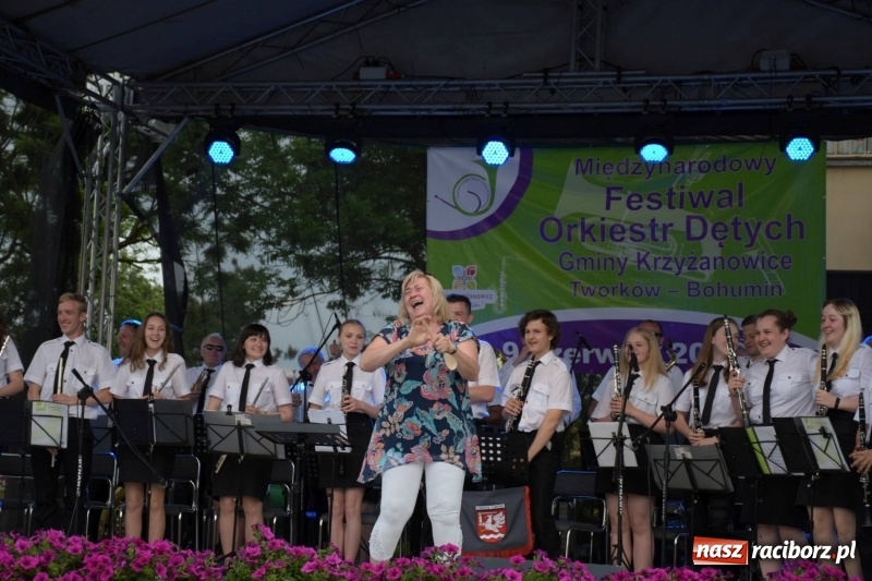 Zdjęcie w galerii na portalu naszraciborz.pl: Jest w orkiestrach dętych wielka siła. Przemarsz przez Tworków [WIDEO]  wiadomości z regionu