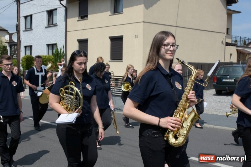 Zdjęcie w galerii na portalu naszraciborz.pl: Jest w orkiestrach dętych wielka siła. Przemarsz przez Tworków [WIDEO]  wiadomości z regionu