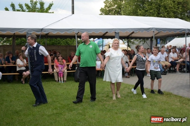 Zdjęcie w galerii na portalu naszraciborz.pl: Jest w orkiestrach dętych wielka siła. Przemarsz przez Tworków [WIDEO]  wiadomości z regionu