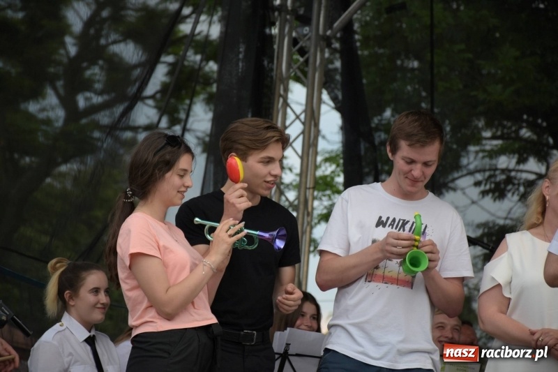 Zdjęcie w galerii na portalu naszraciborz.pl: Jest w orkiestrach dętych wielka siła. Przemarsz przez Tworków [WIDEO]  wiadomości z regionu