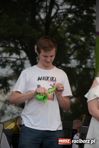 Zdjęcie w galerii na portalu naszraciborz.pl: Jest w orkiestrach dętych wielka siła. Przemarsz przez Tworków [WIDEO]  wiadomości z regionu