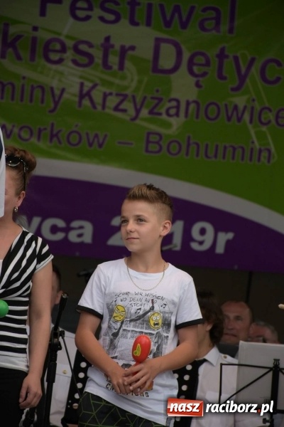 Zdjęcie w galerii na portalu naszraciborz.pl: Jest w orkiestrach dętych wielka siła. Przemarsz przez Tworków [WIDEO]  wiadomości z regionu