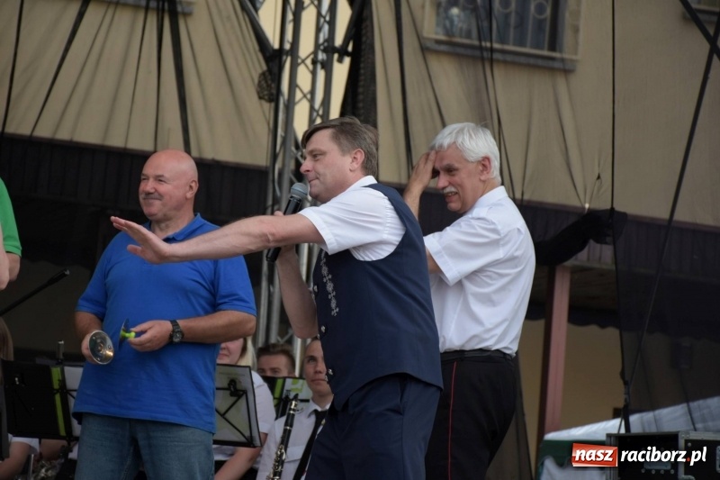 Zdjęcie w galerii na portalu naszraciborz.pl: Jest w orkiestrach dętych wielka siła. Przemarsz przez Tworków [WIDEO]  wiadomości z regionu