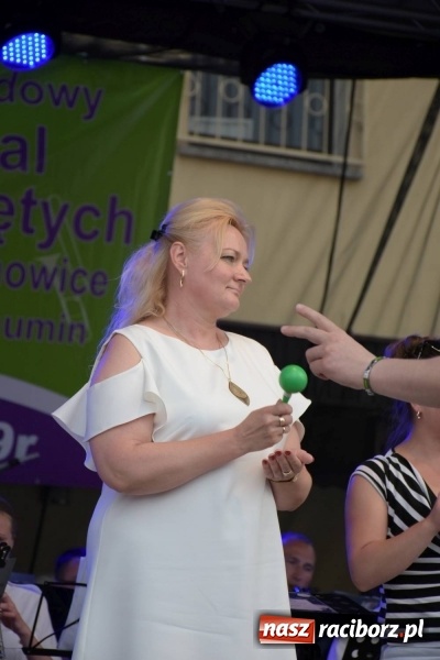 Zdjęcie w galerii na portalu naszraciborz.pl: Jest w orkiestrach dętych wielka siła. Przemarsz przez Tworków [WIDEO]  wiadomości z regionu