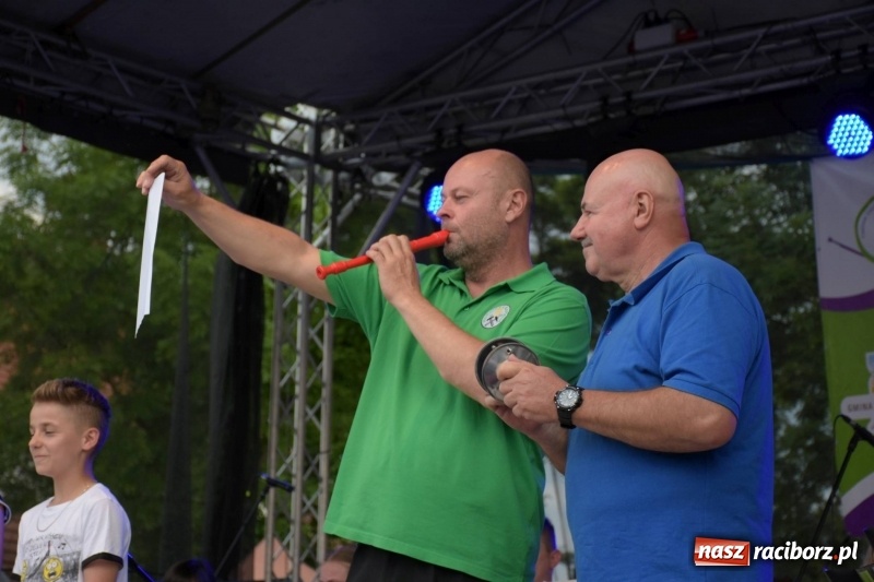 Zdjęcie w galerii na portalu naszraciborz.pl: Jest w orkiestrach dętych wielka siła. Przemarsz przez Tworków [WIDEO]  wiadomości z regionu