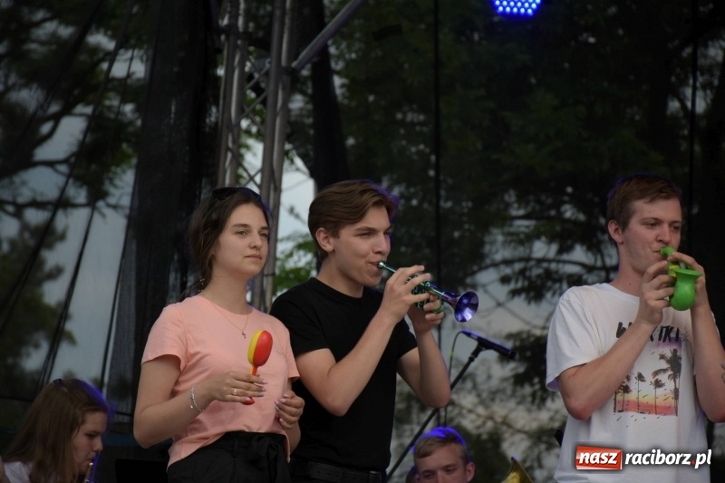 Zdjęcie w galerii na portalu naszraciborz.pl: Jest w orkiestrach dętych wielka siła. Przemarsz przez Tworków [WIDEO]  wiadomości z regionu