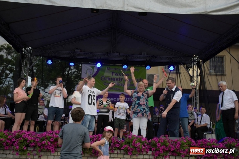 Zdjęcie w galerii na portalu naszraciborz.pl: Jest w orkiestrach dętych wielka siła. Przemarsz przez Tworków [WIDEO]  wiadomości z regionu