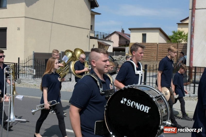 Zdjęcie w galerii na portalu naszraciborz.pl: Jest w orkiestrach dętych wielka siła. Przemarsz przez Tworków [WIDEO]  wiadomości z regionu