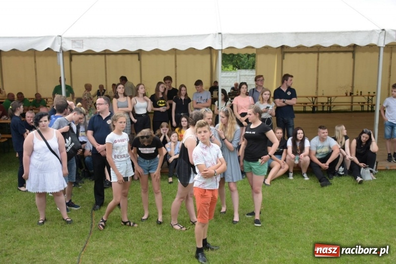 Zdjęcie w galerii na portalu naszraciborz.pl: Jest w orkiestrach dętych wielka siła. Przemarsz przez Tworków [WIDEO]  wiadomości z regionu