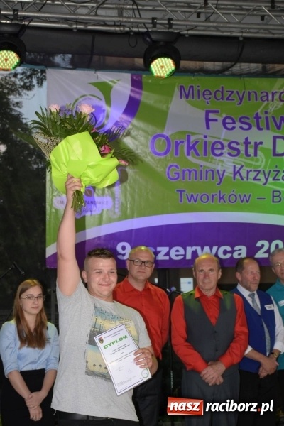 Zdjęcie w galerii na portalu naszraciborz.pl: Jest w orkiestrach dętych wielka siła. Przemarsz przez Tworków [WIDEO]  wiadomości z regionu