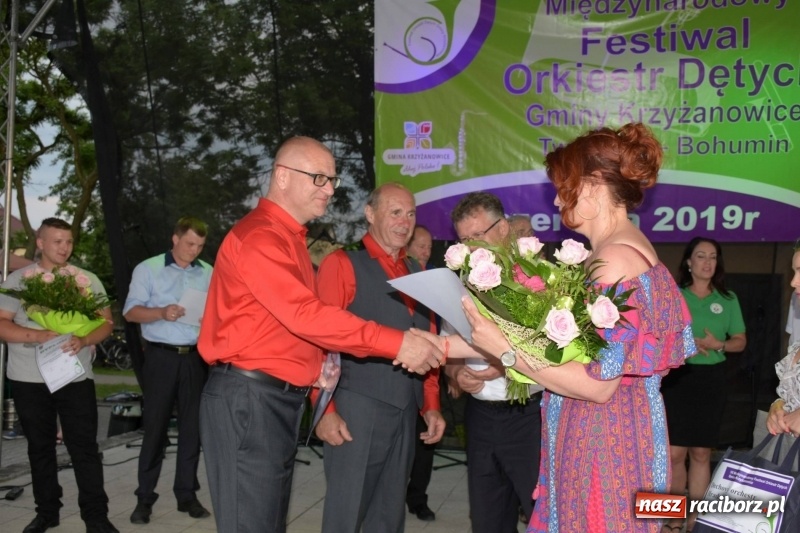 Zdjęcie w galerii na portalu naszraciborz.pl: Jest w orkiestrach dętych wielka siła. Przemarsz przez Tworków [WIDEO]  wiadomości z regionu