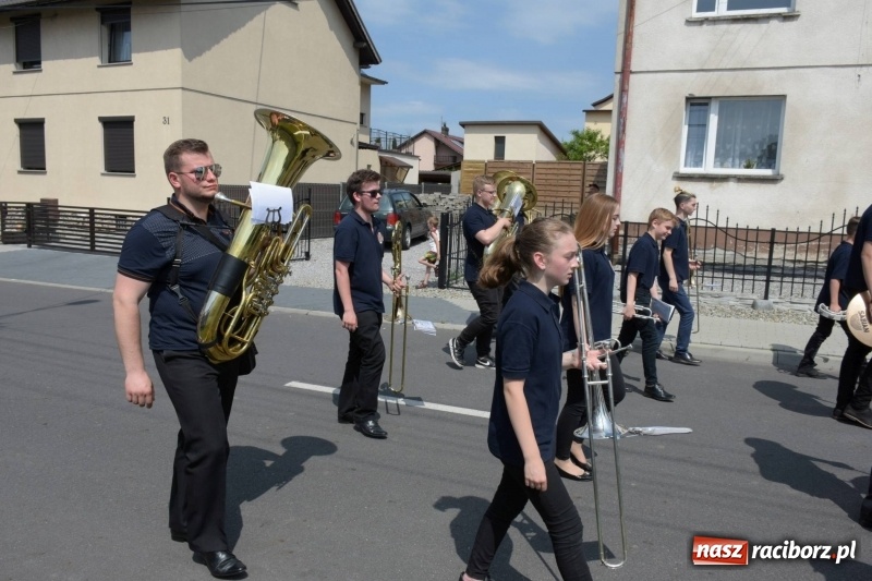 Zdjęcie w galerii na portalu naszraciborz.pl: Jest w orkiestrach dętych wielka siła. Przemarsz przez Tworków [WIDEO]  wiadomości z regionu