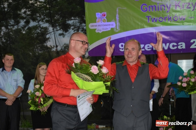 Zdjęcie w galerii na portalu naszraciborz.pl: Jest w orkiestrach dętych wielka siła. Przemarsz przez Tworków [WIDEO]  wiadomości z regionu