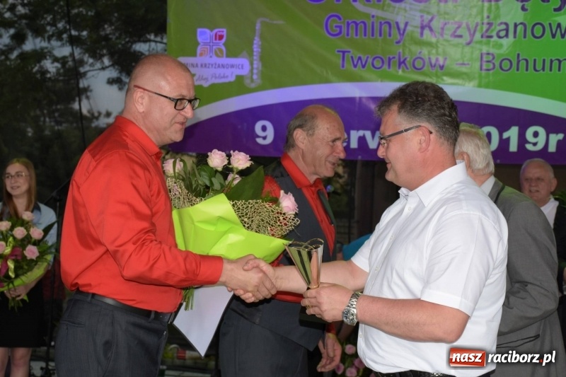 Zdjęcie w galerii na portalu naszraciborz.pl: Jest w orkiestrach dętych wielka siła. Przemarsz przez Tworków [WIDEO]  wiadomości z regionu