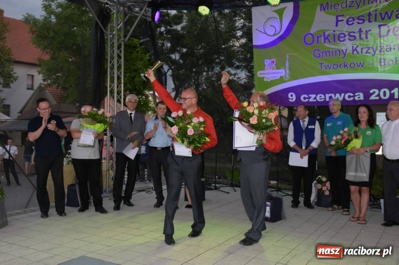 Zdjęcie w galerii na portalu naszraciborz.pl: Jest w orkiestrach dętych wielka siła. Przemarsz przez Tworków [WIDEO]  wiadomości z regionu