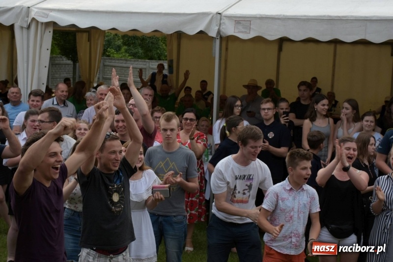 Zdjęcie w galerii na portalu naszraciborz.pl: Jest w orkiestrach dętych wielka siła. Przemarsz przez Tworków [WIDEO]  wiadomości z regionu