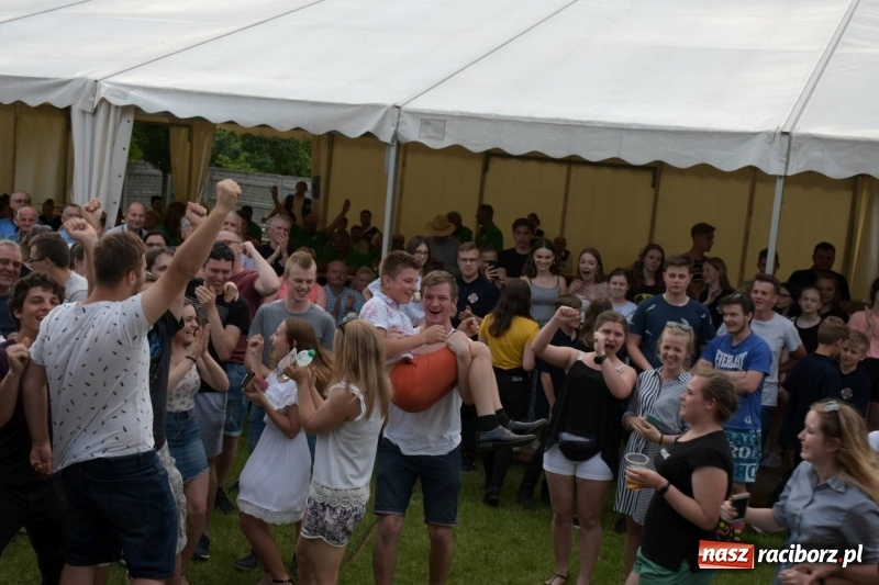 Zdjęcie w galerii na portalu naszraciborz.pl: Jest w orkiestrach dętych wielka siła. Przemarsz przez Tworków [WIDEO]  wiadomości z regionu