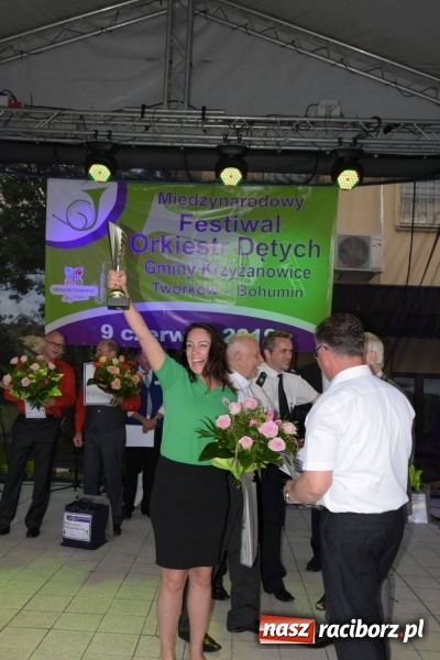 Zdjęcie w galerii na portalu naszraciborz.pl: Jest w orkiestrach dętych wielka siła. Przemarsz przez Tworków [WIDEO]  wiadomości z regionu