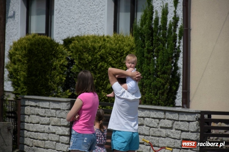 Zdjęcie w galerii na portalu naszraciborz.pl: Jest w orkiestrach dętych wielka siła. Przemarsz przez Tworków [WIDEO]  wiadomości z regionu