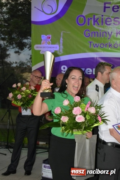 Zdjęcie w galerii na portalu naszraciborz.pl: Jest w orkiestrach dętych wielka siła. Przemarsz przez Tworków [WIDEO]  wiadomości z regionu