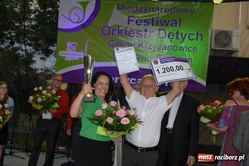 Zdjęcie w galerii na portalu naszraciborz.pl: Jest w orkiestrach dętych wielka siła. Przemarsz przez Tworków [WIDEO]  wiadomości z regionu