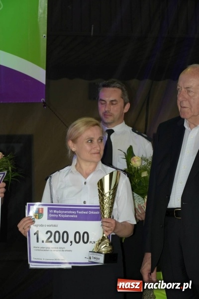 Zdjęcie w galerii na portalu naszraciborz.pl: Jest w orkiestrach dętych wielka siła. Przemarsz przez Tworków [WIDEO]  wiadomości z regionu