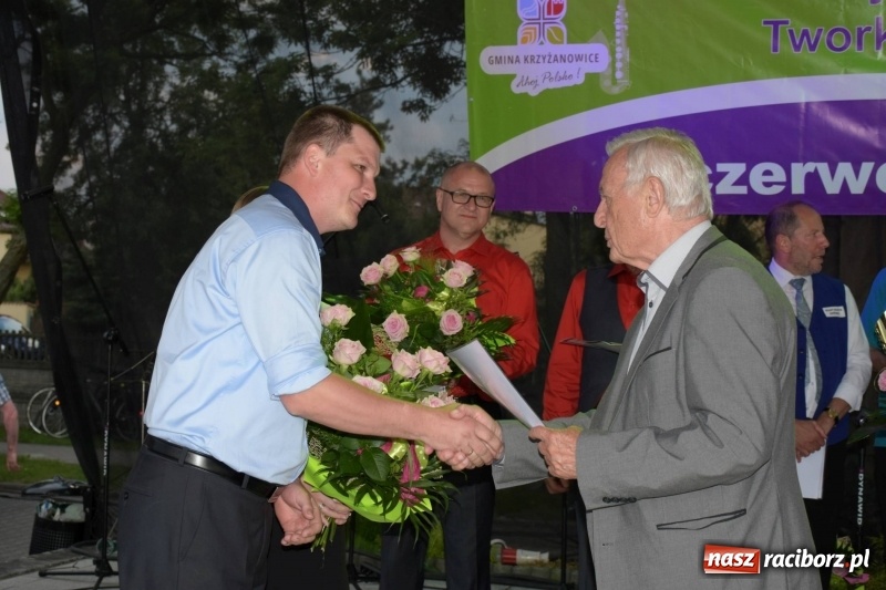 Zdjęcie w galerii na portalu naszraciborz.pl: Jest w orkiestrach dętych wielka siła. Przemarsz przez Tworków [WIDEO]  wiadomości z regionu