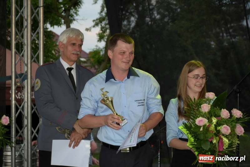 Zdjęcie w galerii na portalu naszraciborz.pl: Jest w orkiestrach dętych wielka siła. Przemarsz przez Tworków [WIDEO]  wiadomości z regionu