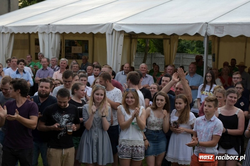 Zdjęcie w galerii na portalu naszraciborz.pl: Jest w orkiestrach dętych wielka siła. Przemarsz przez Tworków [WIDEO]  wiadomości z regionu