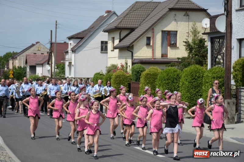 Zdjęcie w galerii na portalu naszraciborz.pl: Jest w orkiestrach dętych wielka siła. Przemarsz przez Tworków [WIDEO]  wiadomości z regionu