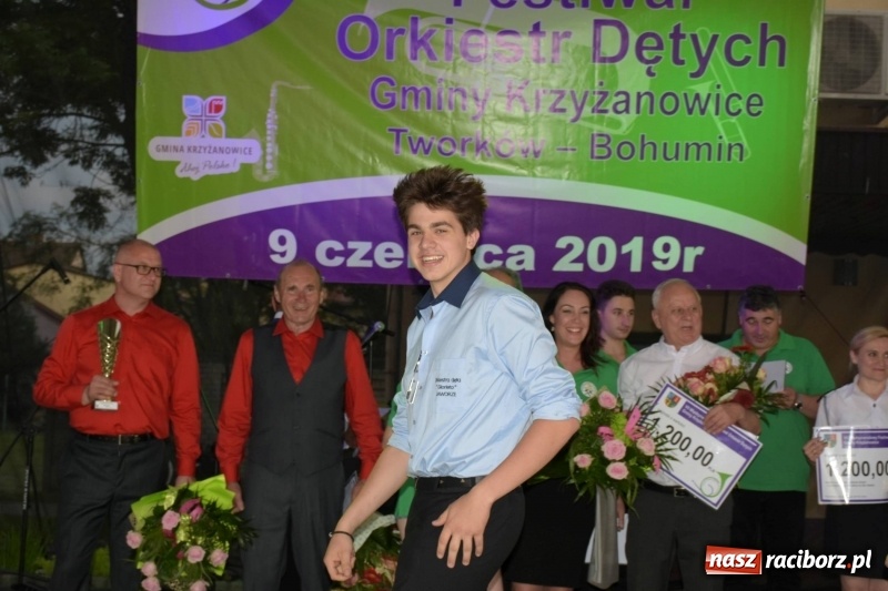 Zdjęcie w galerii na portalu naszraciborz.pl: Jest w orkiestrach dętych wielka siła. Przemarsz przez Tworków [WIDEO]  wiadomości z regionu