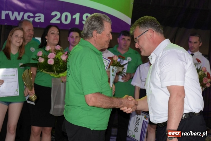 Zdjęcie w galerii na portalu naszraciborz.pl: Jest w orkiestrach dętych wielka siła. Przemarsz przez Tworków [WIDEO]  wiadomości z regionu