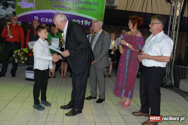 Zdjęcie w galerii na portalu naszraciborz.pl: Jest w orkiestrach dętych wielka siła. Przemarsz przez Tworków [WIDEO]  wiadomości z regionu