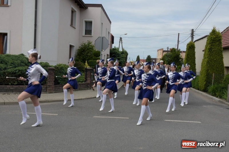 Zdjęcie w galerii na portalu naszraciborz.pl: Jest w orkiestrach dętych wielka siła. Przemarsz przez Tworków [WIDEO]  wiadomości z regionu