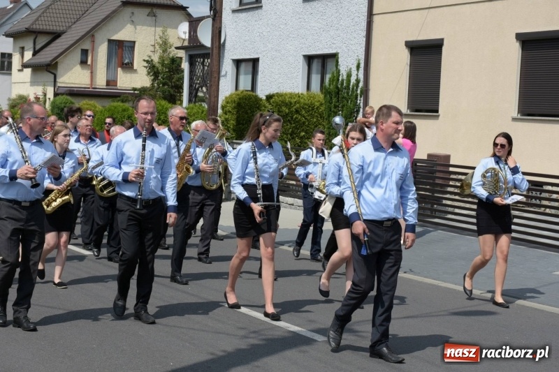 Zdjęcie w galerii na portalu naszraciborz.pl: Jest w orkiestrach dętych wielka siła. Przemarsz przez Tworków [WIDEO]  wiadomości z regionu