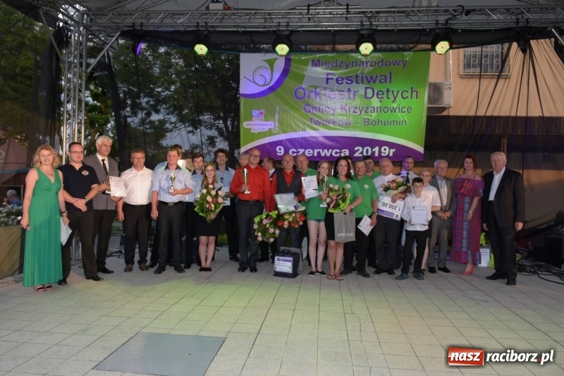 Zdjęcie w galerii na portalu naszraciborz.pl: Jest w orkiestrach dętych wielka siła. Przemarsz przez Tworków [WIDEO]  wiadomości z regionu