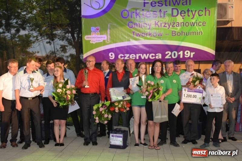 Zdjęcie w galerii na portalu naszraciborz.pl: Jest w orkiestrach dętych wielka siła. Przemarsz przez Tworków [WIDEO]  wiadomości z regionu