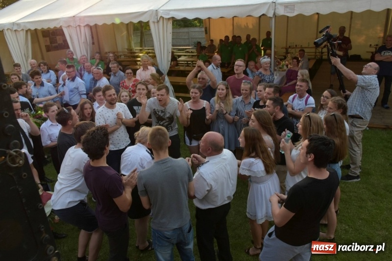 Zdjęcie w galerii na portalu naszraciborz.pl: Jest w orkiestrach dętych wielka siła. Przemarsz przez Tworków [WIDEO]  wiadomości z regionu