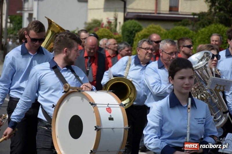 Zdjęcie w galerii na portalu naszraciborz.pl: Jest w orkiestrach dętych wielka siła. Przemarsz przez Tworków [WIDEO]  wiadomości z regionu