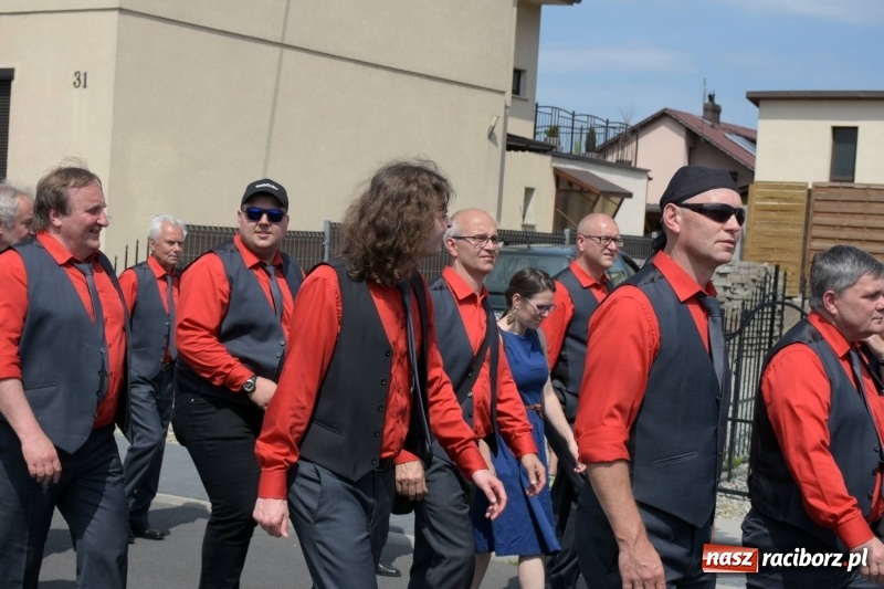 Zdjęcie w galerii na portalu naszraciborz.pl: Jest w orkiestrach dętych wielka siła. Przemarsz przez Tworków [WIDEO]  wiadomości z regionu