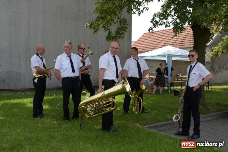 Zdjęcie w galerii na portalu naszraciborz.pl: Jest w orkiestrach dętych wielka siła. Przemarsz przez Tworków [WIDEO]  wiadomości z regionu