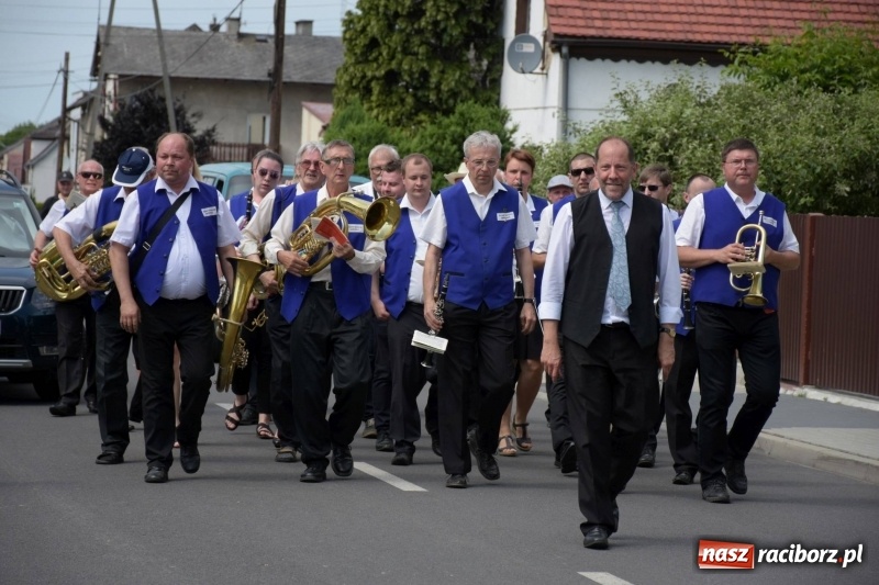 Zdjęcie w galerii na portalu naszraciborz.pl: Jest w orkiestrach dętych wielka siła. Przemarsz przez Tworków [WIDEO]  wiadomości z regionu