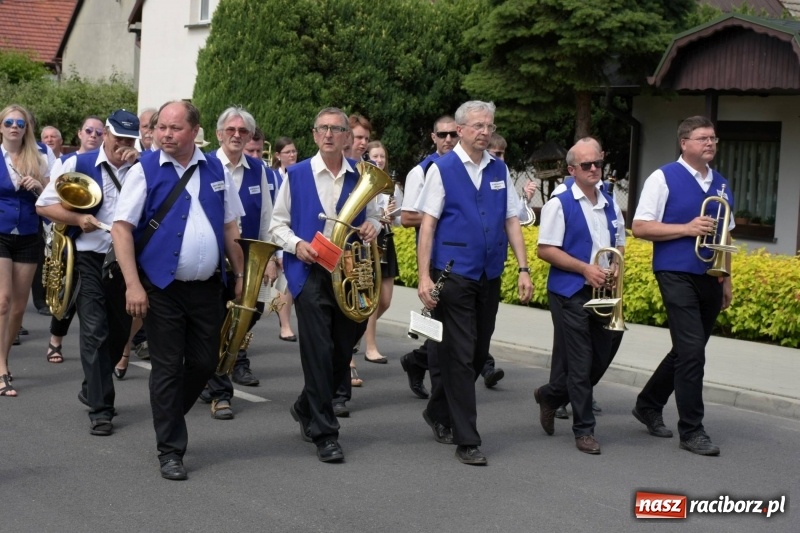 Zdjęcie w galerii na portalu naszraciborz.pl: Jest w orkiestrach dętych wielka siła. Przemarsz przez Tworków [WIDEO]  wiadomości z regionu