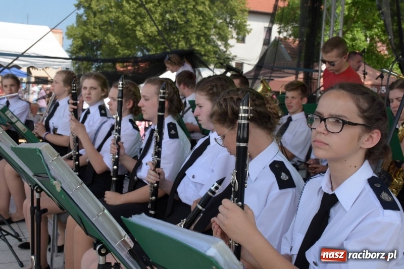 Zdjęcie w galerii na portalu naszraciborz.pl: Jest w orkiestrach dętych wielka siła. Przemarsz przez Tworków [WIDEO]  wiadomości z regionu