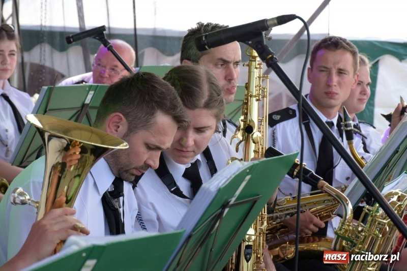 Zdjęcie w galerii na portalu naszraciborz.pl: Jest w orkiestrach dętych wielka siła. Przemarsz przez Tworków [WIDEO]  wiadomości z regionu