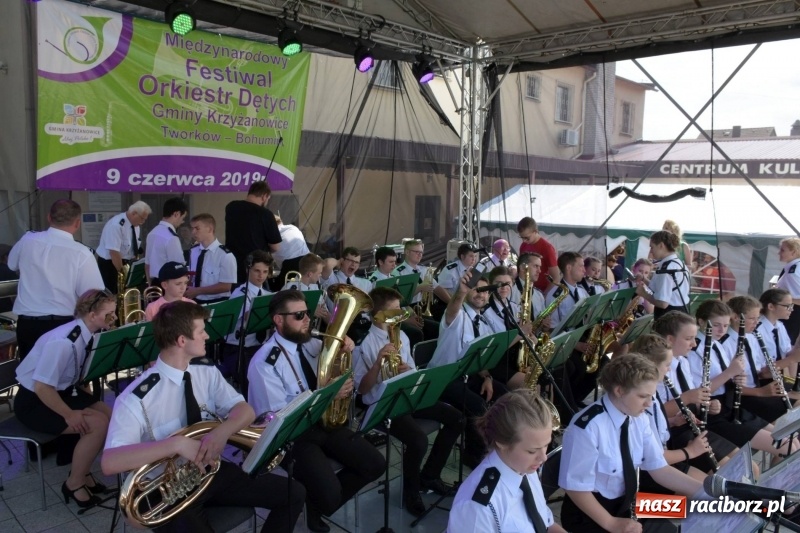 Zdjęcie w galerii na portalu naszraciborz.pl: Jest w orkiestrach dętych wielka siła. Przemarsz przez Tworków [WIDEO]  wiadomości z regionu